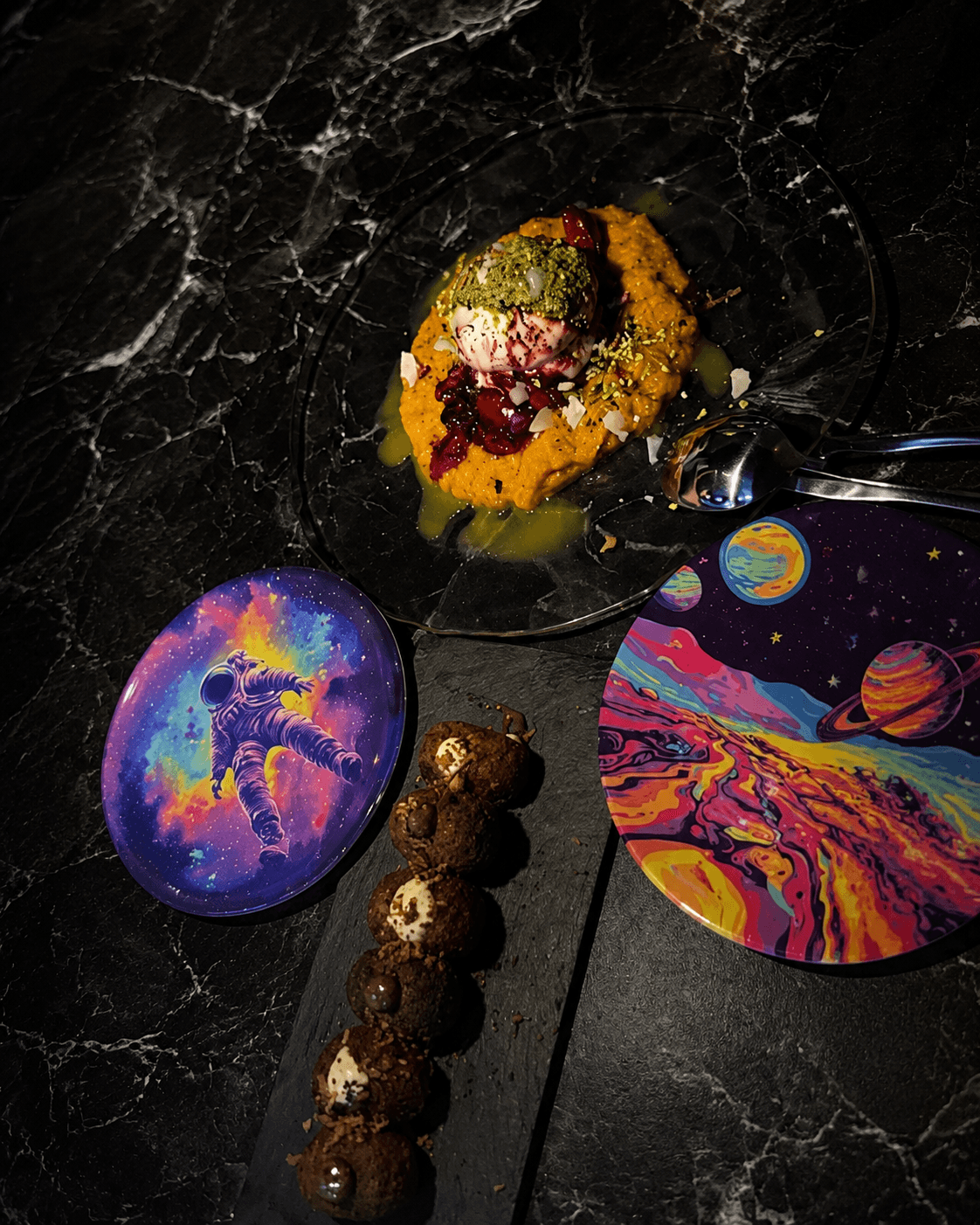 Presentación gastronómica de Polaris sobre mesa de mármol